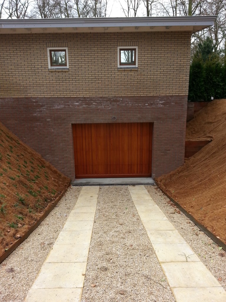 Meranti houten sectionaaldeur in Hilversum Different Doors