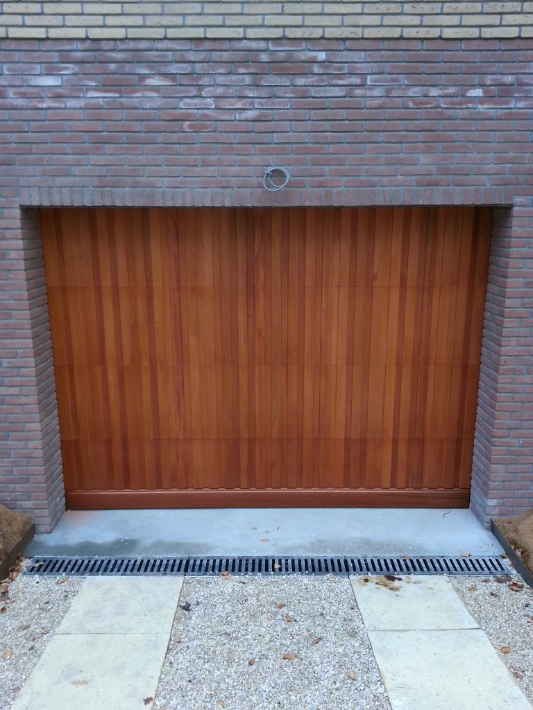 Meranti houten sectionaaldeur in Hilversum Different Doors